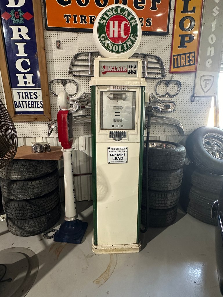 Original 1930s Bennett Model 76 Sinclair Dino Gas Pump