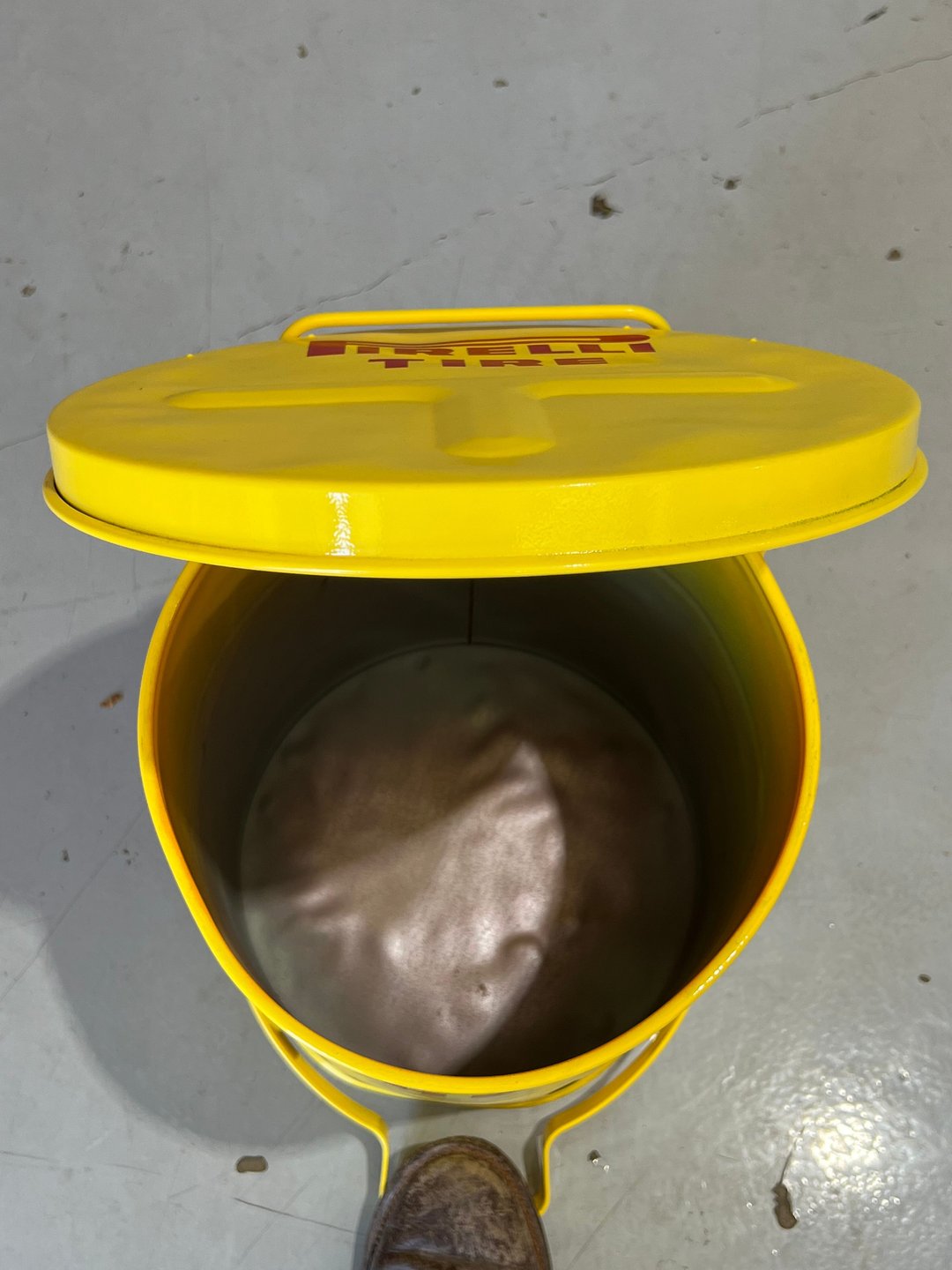 Pirelli Tire Mechanical Trash Can